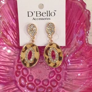 🐆NWT Stylish Leopard / Goldtone Lightweight Pierced Style Hanging Earrings 🐆
